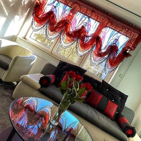 Luxury Red Apartment By Marta Radom Kültér fotó