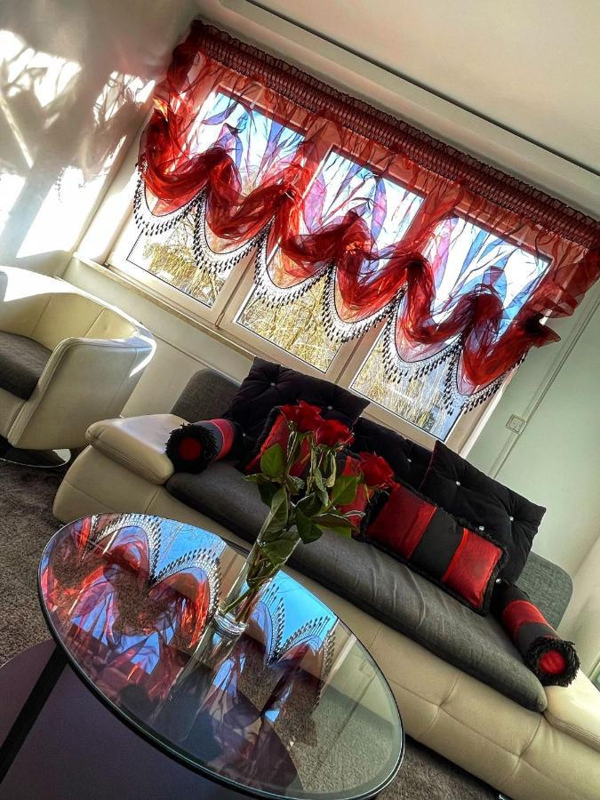 Luxury Red Apartment By Marta Radom Kültér fotó